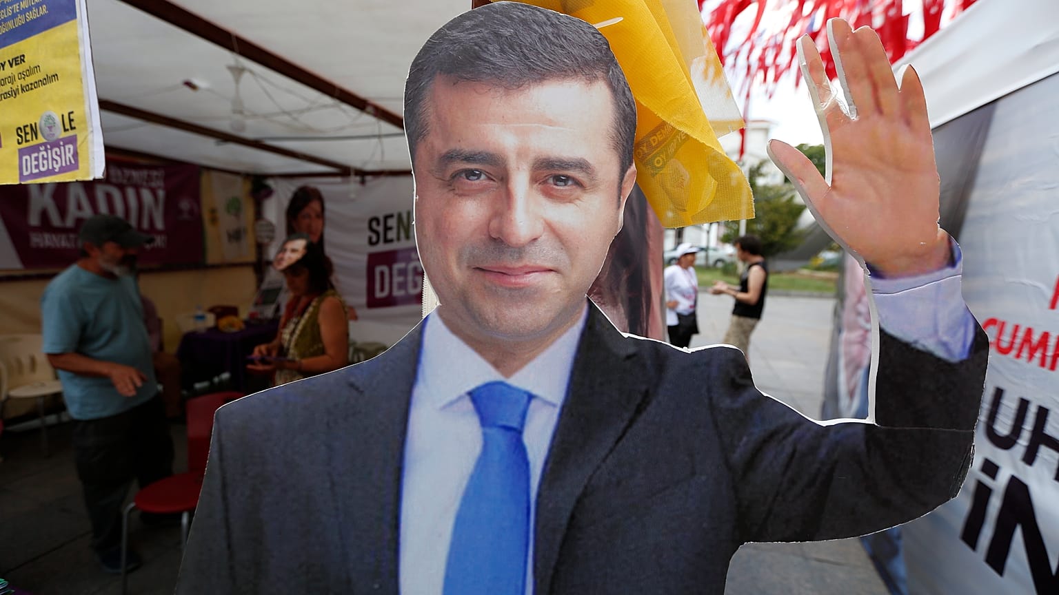 2018 seçimleri öncesinde bir HDP standında Selahattin Demirtaş'ın karton maketi