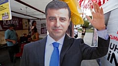 2018 seçimleri öncesinde bir HDP standında Selahattin Demirtaş'ın karton maketi