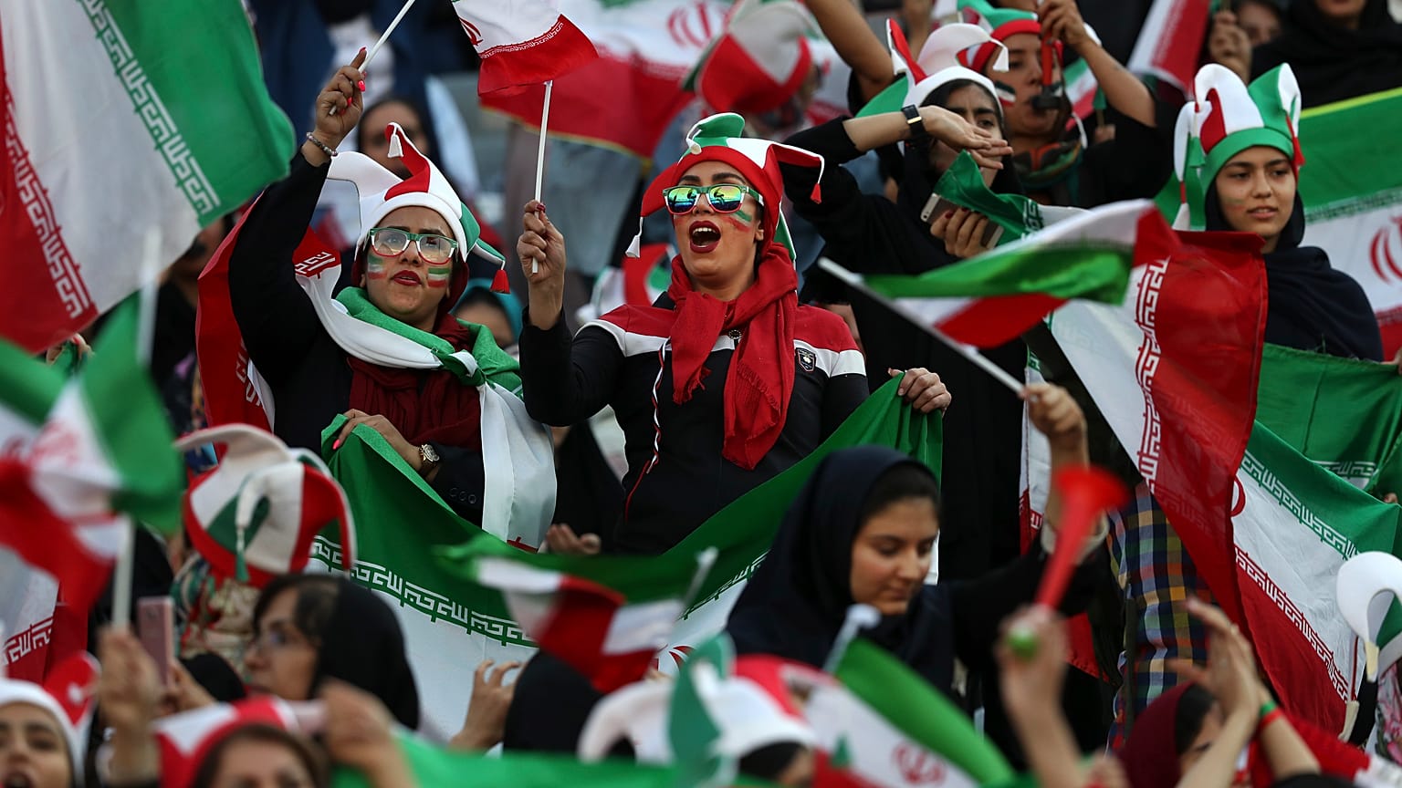 İran'ın başkenti Tahran'da futbol maçı izleyen kadın taraftarlar, 10 Ekim 2019