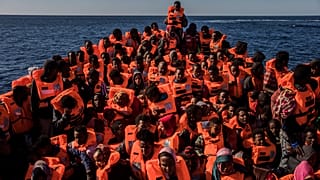 صورة خلال عملية إنقاذ لمهاجرين غير شرعيين قدموا من السواحل الليبية في قارب خشبي متوجهين نحو السواحل الأوروبية
