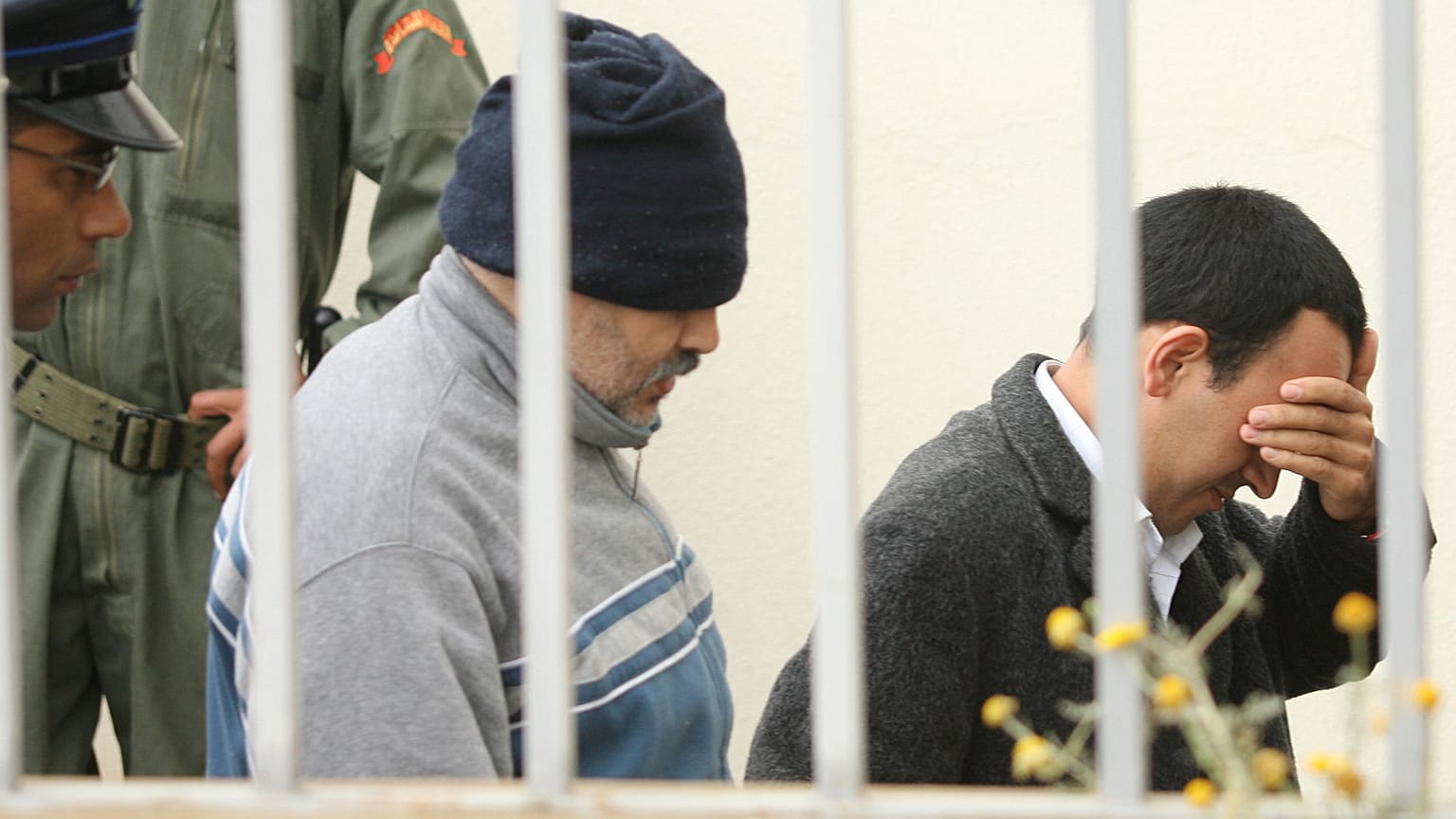 متهمين بتشكيل خلية إرهابية تحت قيادة عبد القادر بلعيرج خلال وصولهما لمحكمة في الرباط عام 2008