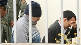 متهمين بتشكيل خلية إرهابية تحت قيادة عبد القادر بلعيرج خلال وصولهما لمحكمة في الرباط عام 2008