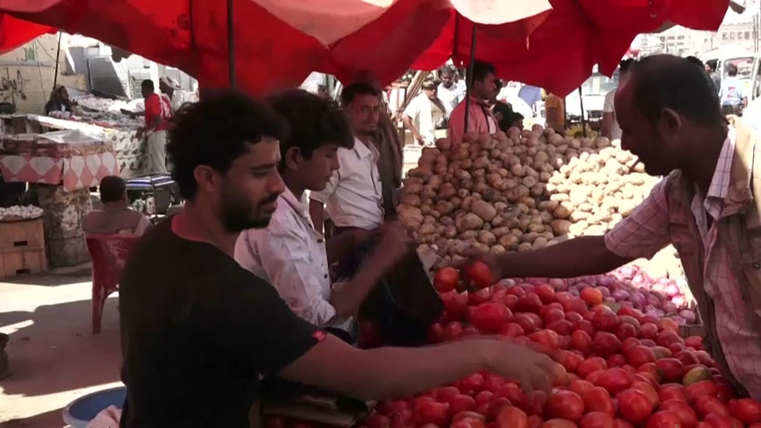 يمنيون في سوق الخضر في عدن