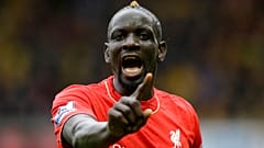 اللاعب الفرنسي مامادو ساكو خلال تقمصه لألوان نادي ليفربول الإنجليزي