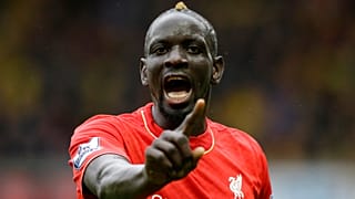 اللاعب الفرنسي مامادو ساكو خلال تقمصه لألوان نادي ليفربول الإنجليزي