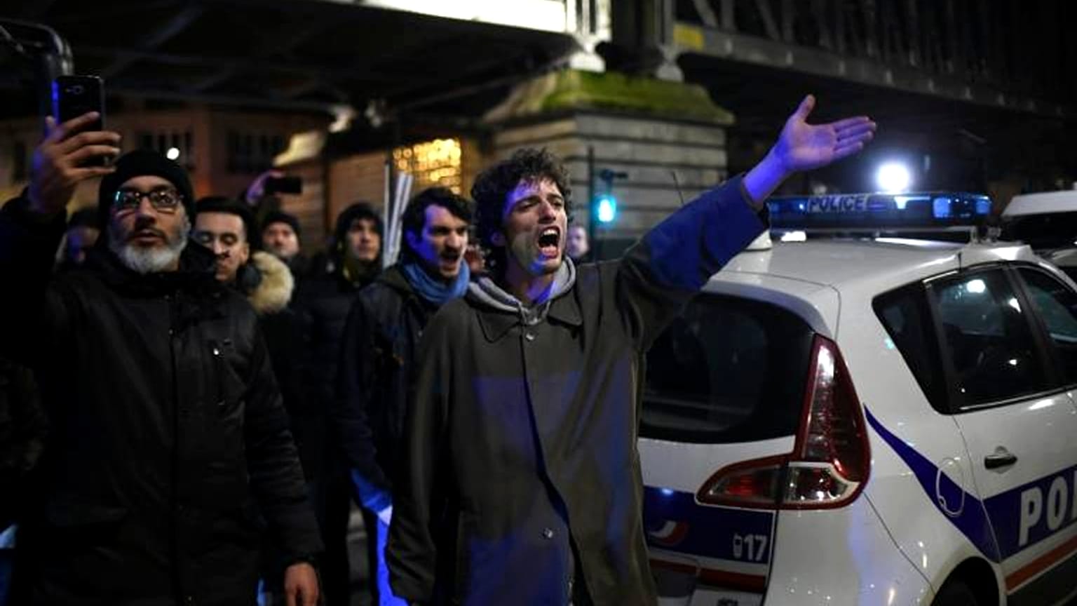 Francia: Macron a teatro, assedio dei manifestanti