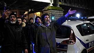 Tüntetők elől mentették ki egy színházi előadásról a francia elnököt