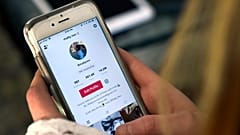 فتاة تحاول إدخال تطبيقات على هاتفها الذكي 