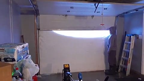 Über Nacht eingeschneit: Wand aus Schnee blockiert Garage