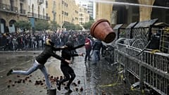 Manifestantes atacam forças de segurança que protegem Parlamento do Líbano