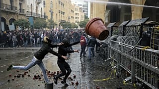 Manifestantes atacam forças de segurança que protegem Parlamento do Líbano