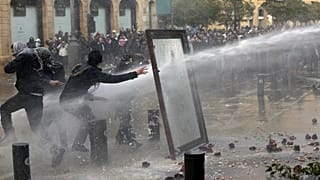 درگیری شدید نیروهای امنیتی لبنان با معترضان در نزدیکی پارلمان؛ بیش از ۱۶۰ نفر زخمی شدند