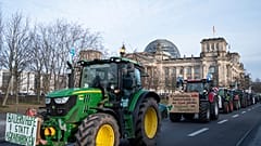 "Politische" Grüne Woche - Bauern und Kundschaft auf der Straße