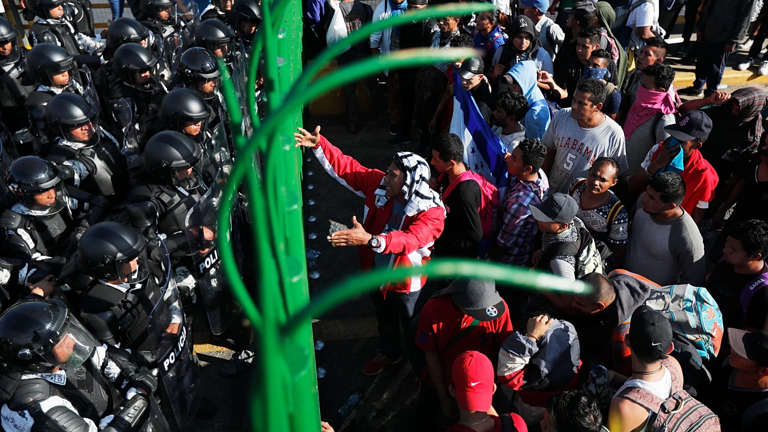 Centenares de migrantes esperan para cruzar la frontera mexicana