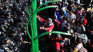 Centenares de migrantes esperan para cruzar la frontera mexicana