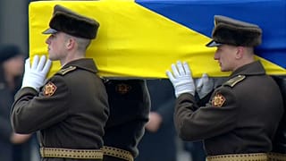 Llegan a Kiev los restos de los 11 ucranianos fallecidos en el fatídico avión