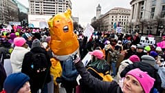 Flashmob gegen Trump in Washington: "Der Vergewaltiger bist Du"