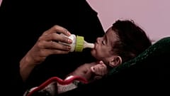 أم ترضع طفلها البالغ من العمر سبعة أشهر والذي يعاني من سوء التغذية 