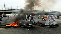دخان يتصاعد من إطارات مطاطية أحرقها محتجون ضد الحكومة وسط بغداد
