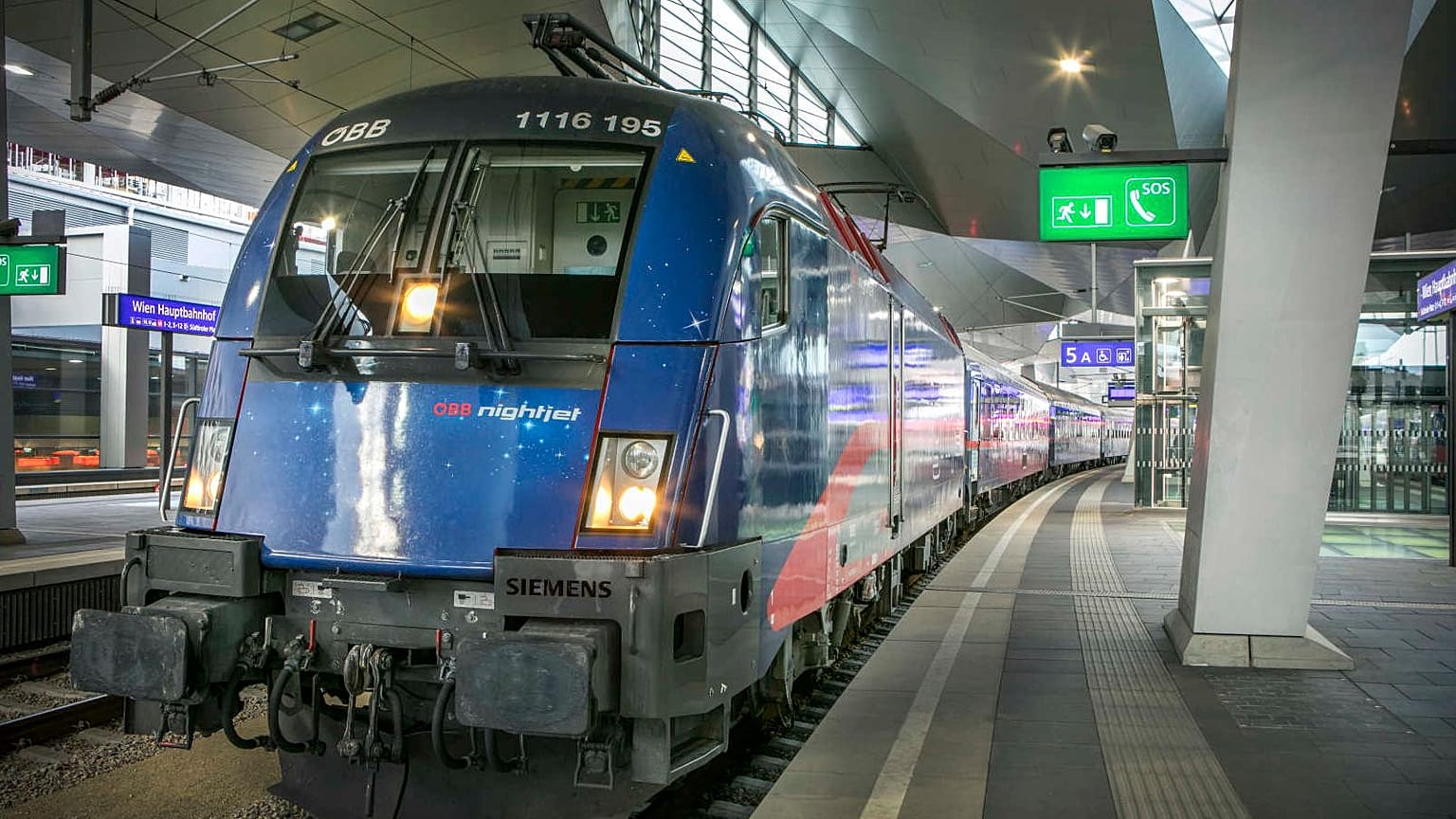 Une rame Nightjet de la compagnie autrichienne ÖBB en gare centrale de VIenne.