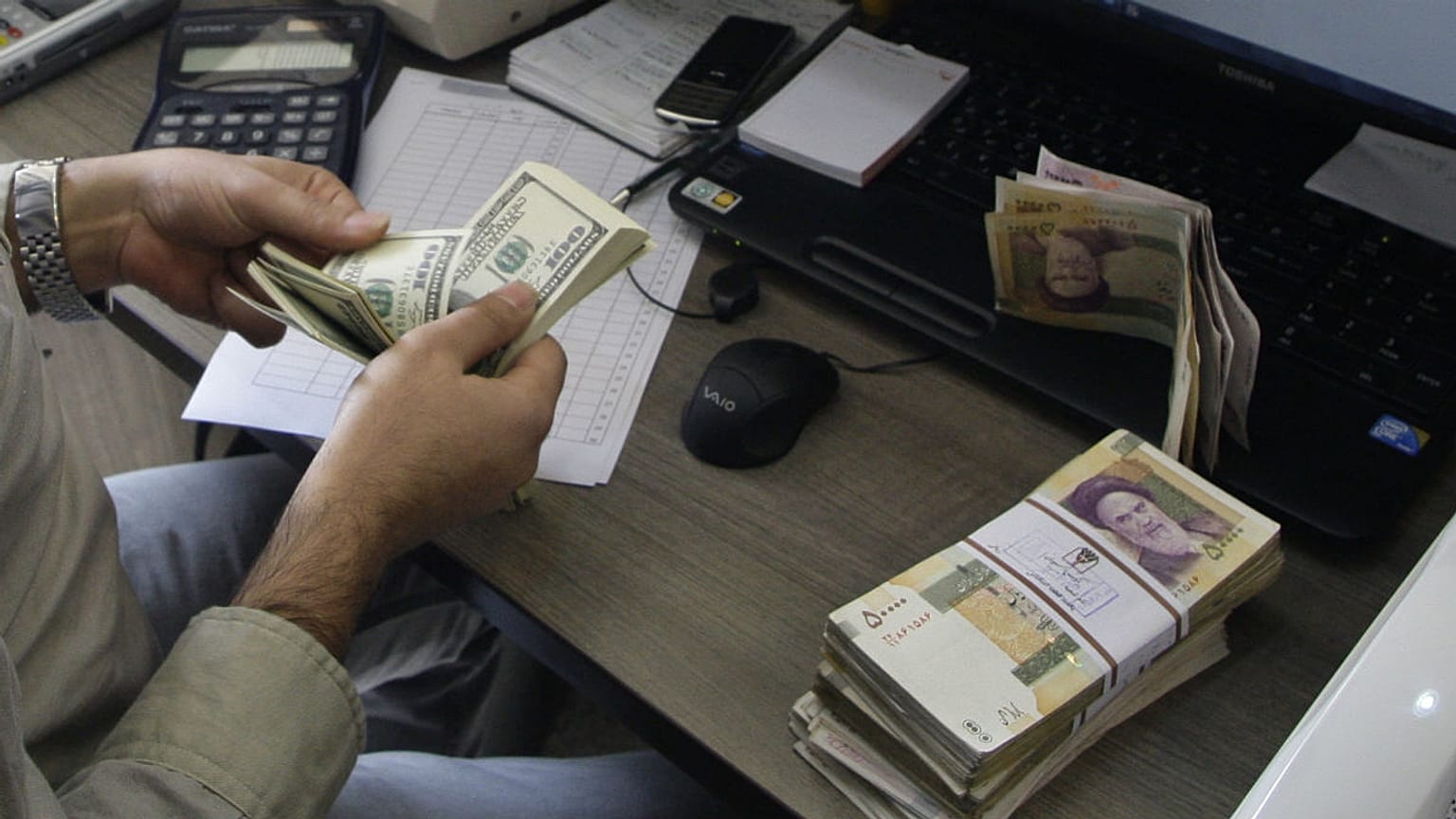 آخرین صعود نرخ ارز در دی ماه؛ اختلاف قیمت آزاد و رسمی دلار به ۶۰۰ تومان رسید