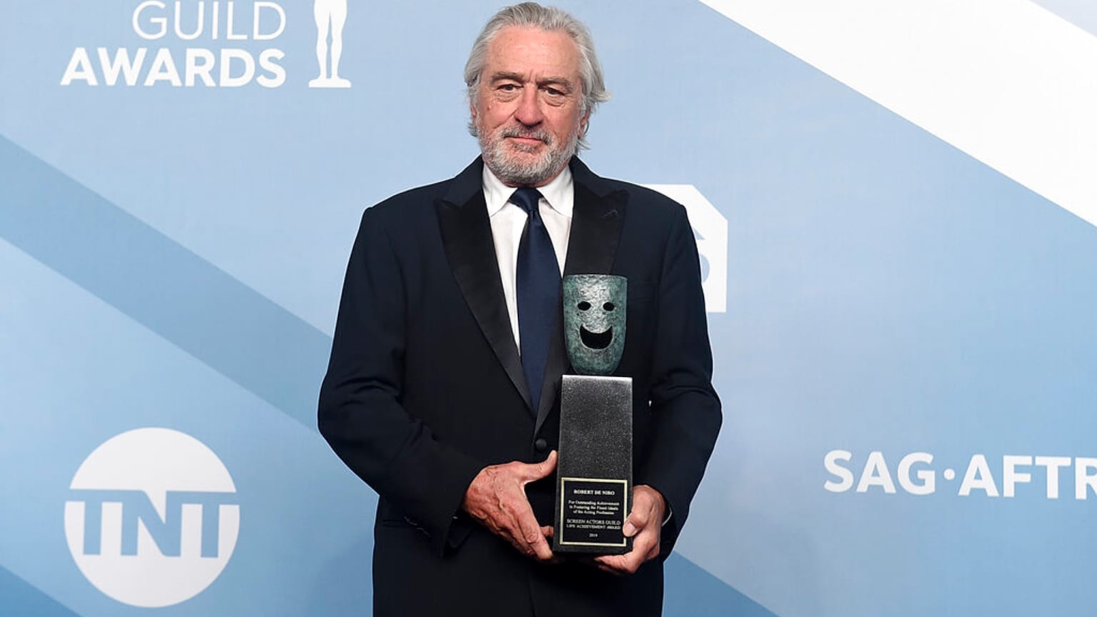 De Niro a SAG gálán, kezében életműdíjával