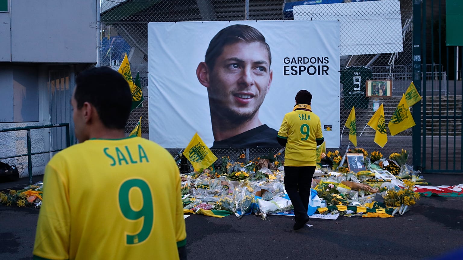 Nantes team supporters in front of a poster of Emiliano Sala that says "Let's keep hope" 