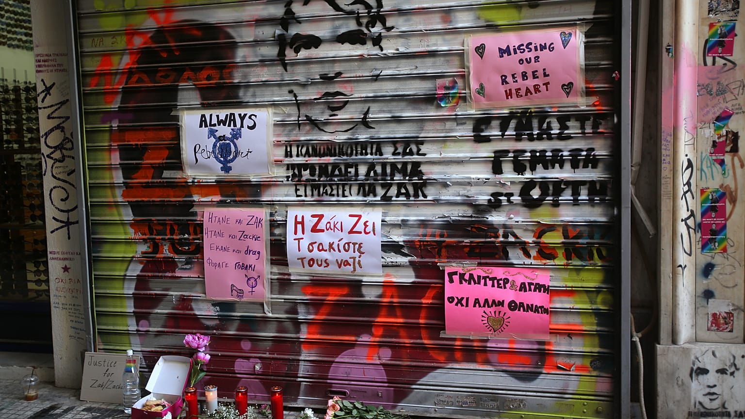 Λουλούδια έξω από το κατάστημα που σκοτώθηκε ο Ζακ Κωστόπουλος