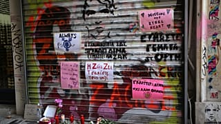 Λουλούδια έξω από το κατάστημα που σκοτώθηκε ο Ζακ Κωστόπουλος