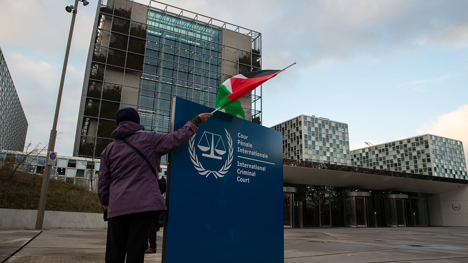 Demonstrantin vor dem IStGH im November 209