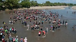 La caravana 2020 intenta sin éxito pasar de Guatemala a México por el río Suchiate