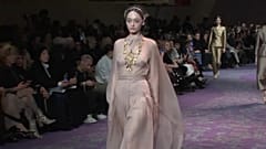 Las diosas feministas de Dior toman París con paso firme 