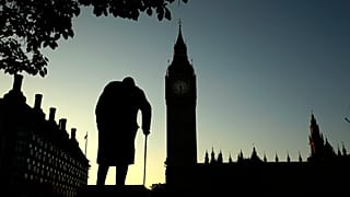 Eski İngiltere Başbakanı Winston Churchill'in Londra'da meclis önündeki heykeli