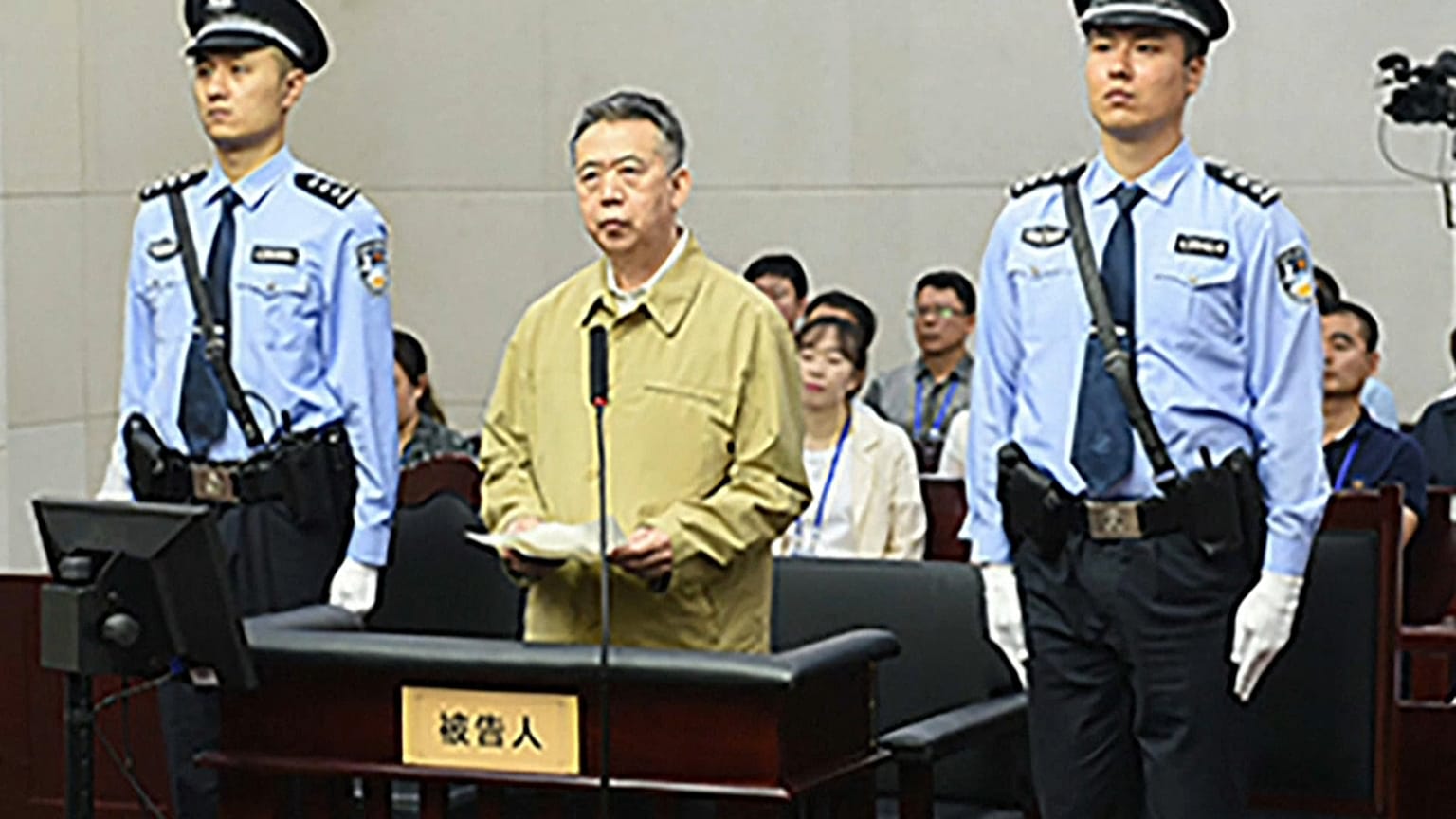 Pena de cárcel para Meng Hongwei por aceptar sobornos y por corrupción