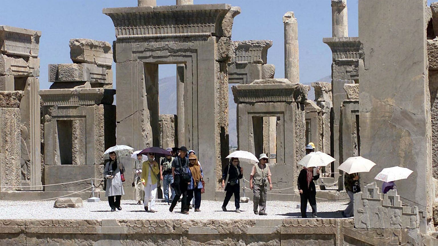 شلیک دو موشک به گردشگری ایران؛ بررسی ابعاد شوک گرانی بنزین و سرنگونی هواپیمای مسافربری