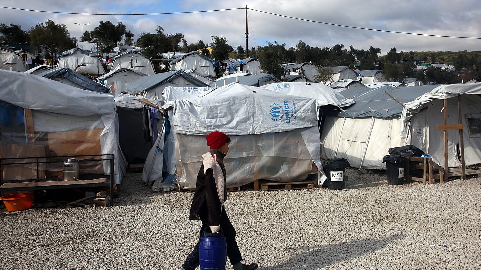 Αποφασισμένη η κυβέρνηση για τις κλειστές δομές - Τι απαντούν οι νησιώτες