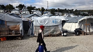 Αποφασισμένη η κυβέρνηση για τις κλειστές δομές - Τι απαντούν οι νησιώτες