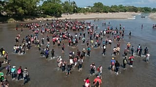 Meksika'ya geçmek isteyen binlerce Guatemalalı göçmeni askerler durdurdu