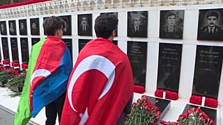 Azeriler Bakü'de 'Kara Ocak Katliamı'nı andı