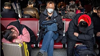 Viajeros esperan para subirse a un avión en un aeropuerto de Pekín