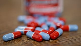 Se muestran cápsulas de medicamentos genéricos.