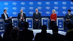 Davos'a katılan Dışişleri  Bakanı Mevlüt Çavuşoğlu (ortada), Ürdün Başbakanı Al Razzaz (sol 2), Umman Dışişleri Bakanı Yusuf Bin Alevi (sağda), eski Kongre üyesi Jane Harman