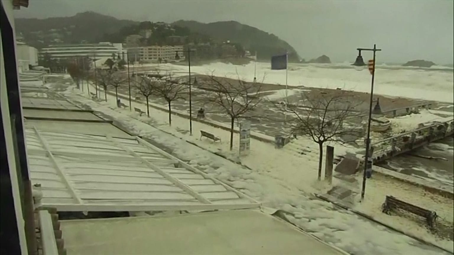 La tormenta Gloria cubre de espuma las calles de Tossa de Mar  