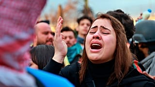 عائلات المحتجين، الذين قُتلوا في المظاهرات، يرفعون شعارات ضد الحكومة العراقية