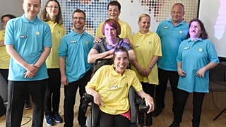 A Kék Madár Alapítvány ügyvezetője megváltozott képességű munkatársaival az alapítvány éttermének megnyitóján