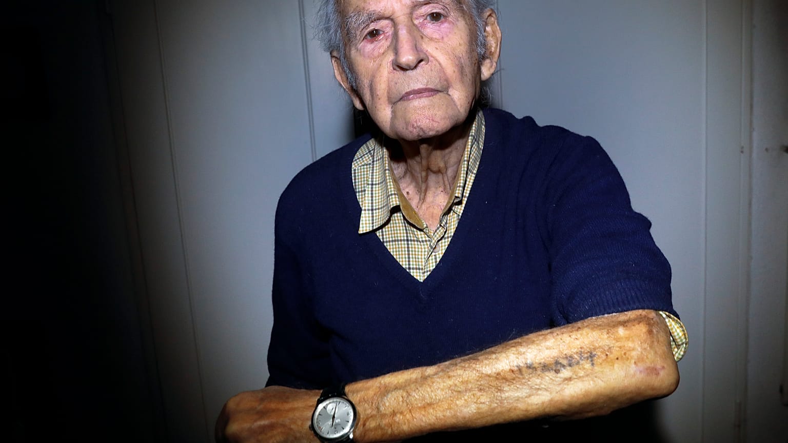 El superviviente de Auschwitz Leon Schwarzbaum muestra su número de identificación tatuado en su casa de Berlín.