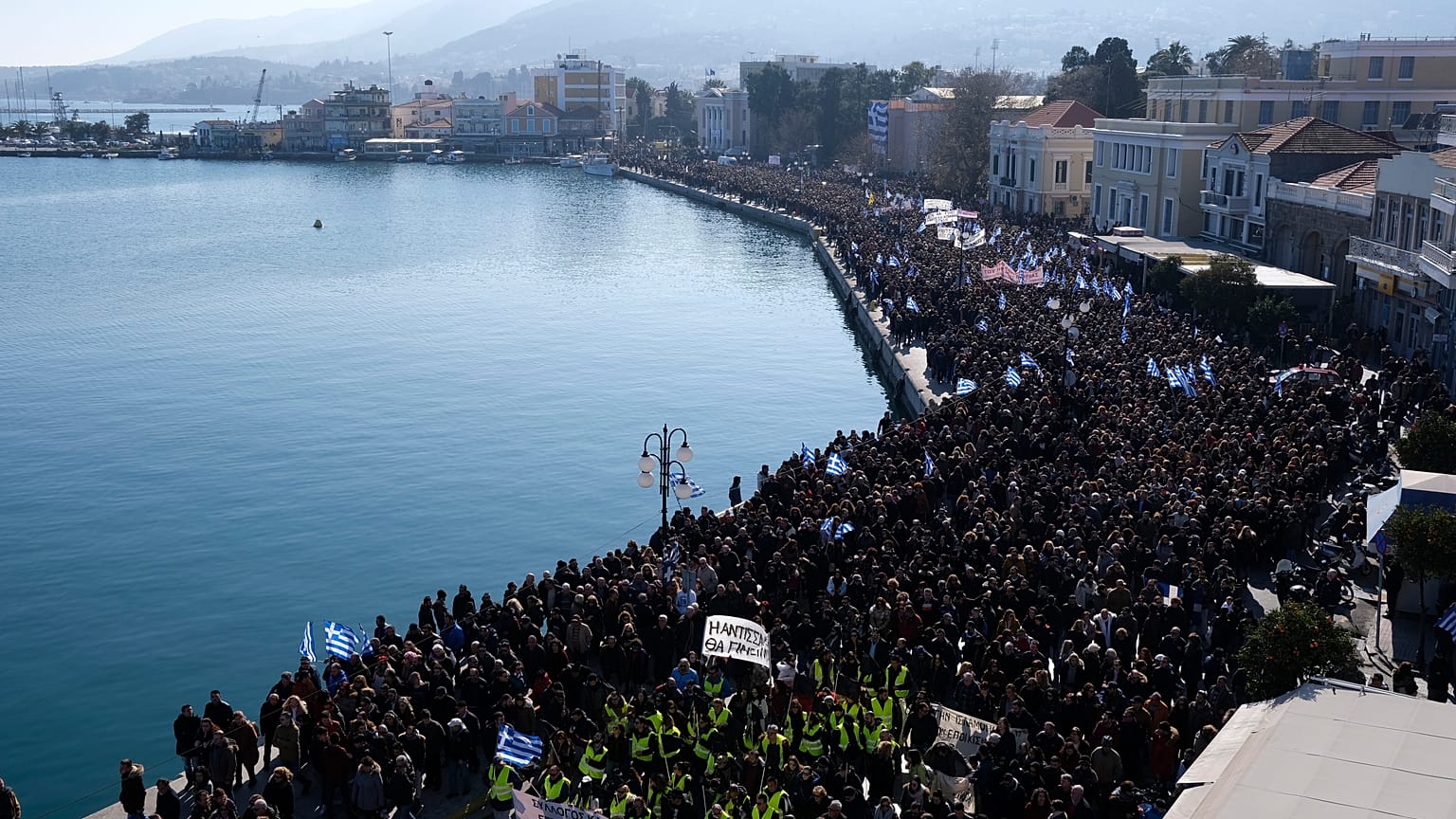 Λέσβος: Πλήθος κόσμου στην συγκέντρωση για το μεταναστευτικό