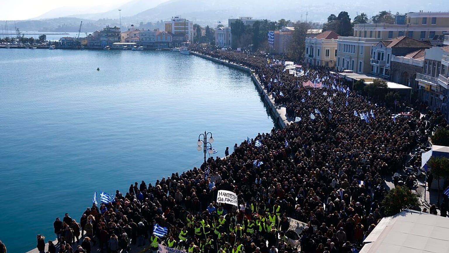 Protesta en Mitilene, la capital de Lesbos, contra la llegada "masiva" de migrantes y las condiciones infrahumanas de los campamentos de refugiados