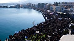 Protesta en Mitilene, la capital de Lesbos, contra la llegada "masiva" de migrantes y las condiciones infrahumanas de los campamentos de refugiados