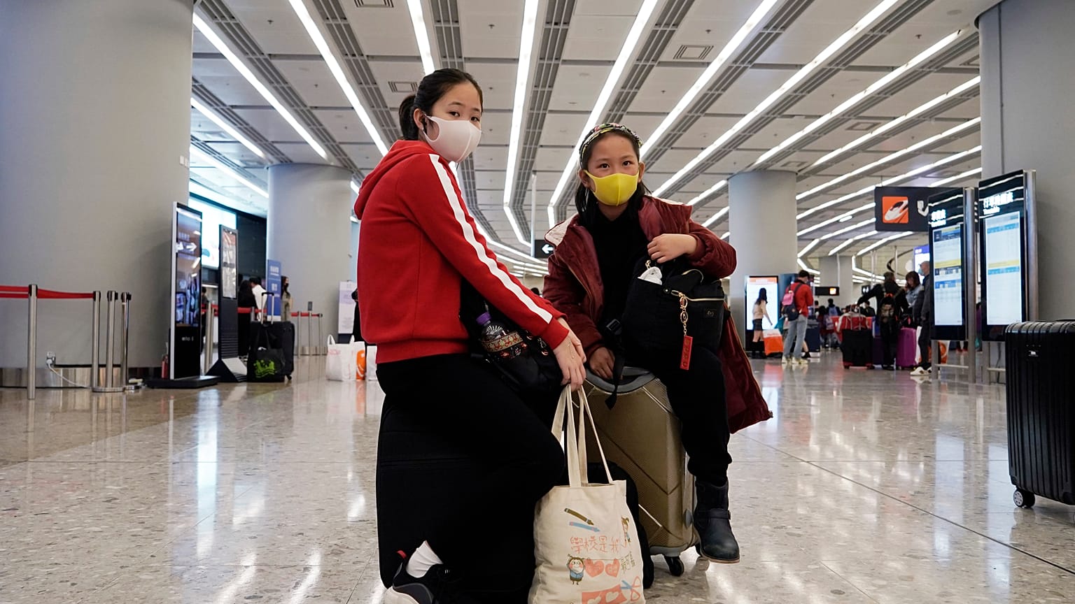 Hong Kong'daki tren istasyonunda yeni koronavirüse karşı maske takan insanlar 